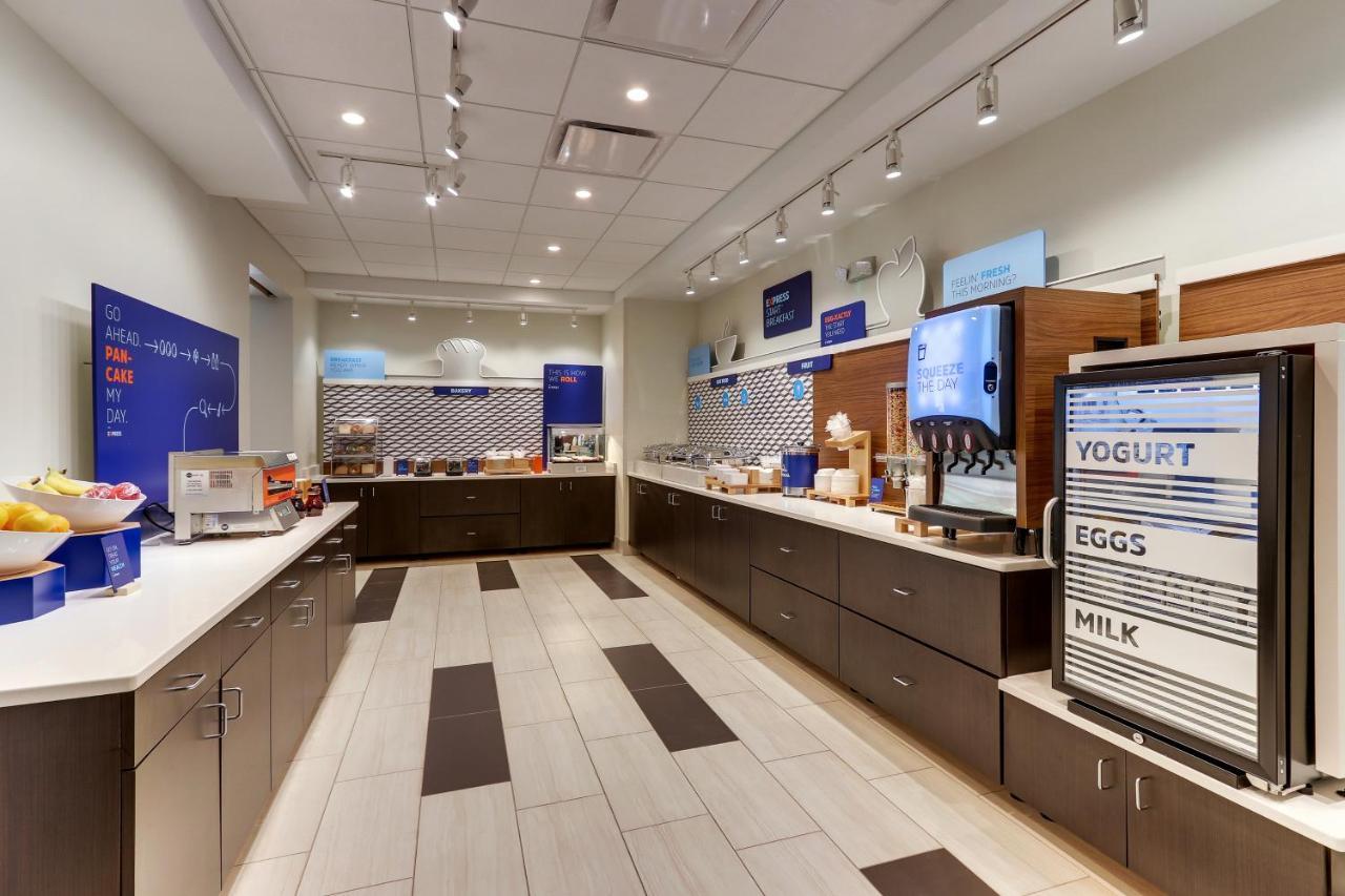 Holiday Inn Express & Suites - Roanoke - Civic Center Εξωτερικό φωτογραφία